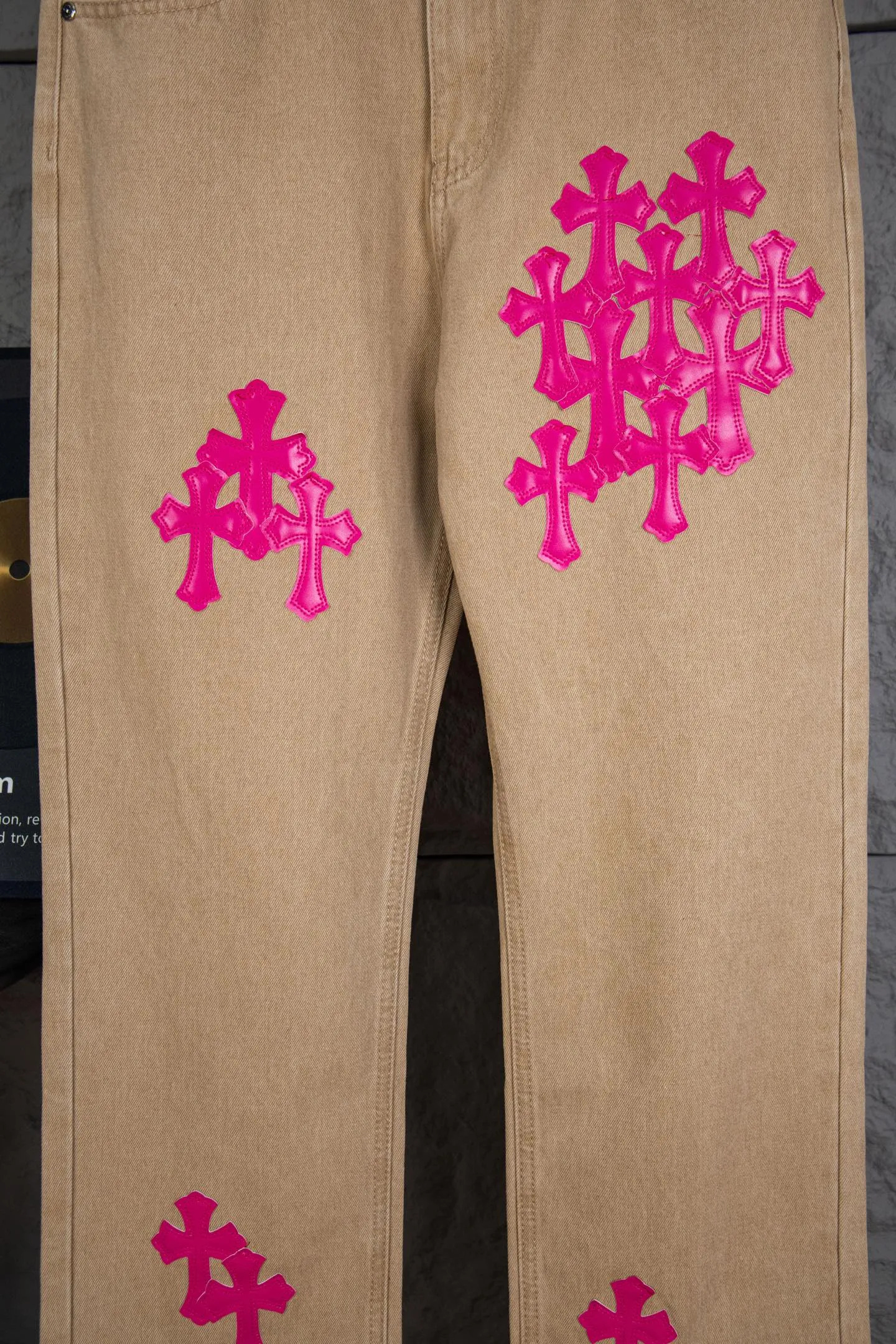 P260 top version CH Chromehearts Miami limited fluorescent pink brown khaki jeans, counter price 34W level, patchwork cross pattern embellishment, washed jeans! ! An absolutely high-end luxury product, a 1.9W-level god-level single product, a super popular product, made by top heavy industry, a magic weapon that cannot be missed! [About Zangyin] This is an extremely luxurious fashion brand that can also be called the aristocracy of the high street. It has always been an exclusive brand for some hipsters or rich second generations. Compared with ordinary high streets, it is more luxurious and noble. Compared with luxury brands, it is more fashionable and individual. It has always been a brand that I have a special liking for. [Top heavy industry fashion design] Consistently high-street luxury style. Speaking of this style, the Zangyin family and GU family are definitely the leading representative brands. Especially the Zangyin family has really achieved a state-of-the-art effect in creating high-street style. The unique washed material is used to create this style. The color system is already quite eye-catching. After it is decorated with patchwork cross flowers, it cleverly highlights the charm of the brand. Secondly, this style uses classic The high-waist cutting design highlights the long legs and fashionable temperament of the upper body. The brand is highly recognizable and the slim fit configuration is more suitable for daily wear. It is a product that interprets personality, fashion, and specifications at a glance. This single product is enough to make any fan excited. It can be a white T-shirt for a youthful college style, or a tight suspender for a royal style. It has strong matching ability and can be easily controlled by men.  [Materials and craftsmanship] Needless to say, this point goes without saying. As an excellent craftsman brand, Zangyin’s requirements for details and craftsmanship are really perfect. The washed color of this model has gone through so many processes, not to mention the embellishment of denim appliques. It is also purely hand-made and sewn. Just like what they believe in, only hand-made things have soul and have the meaning of wear. A top-notch heavy-duty fashionable denim item, I look forward to your perfect interpretation! !  Color: Khaki Size: 28-34